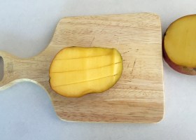 How To Cut A Mango - New Kid On The Guac